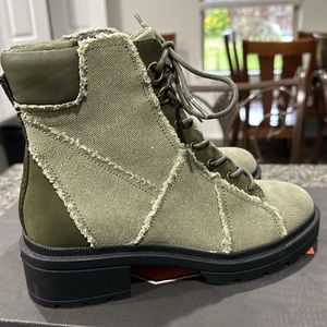 NWOT Rocket Dog Irys Chunky Boot.